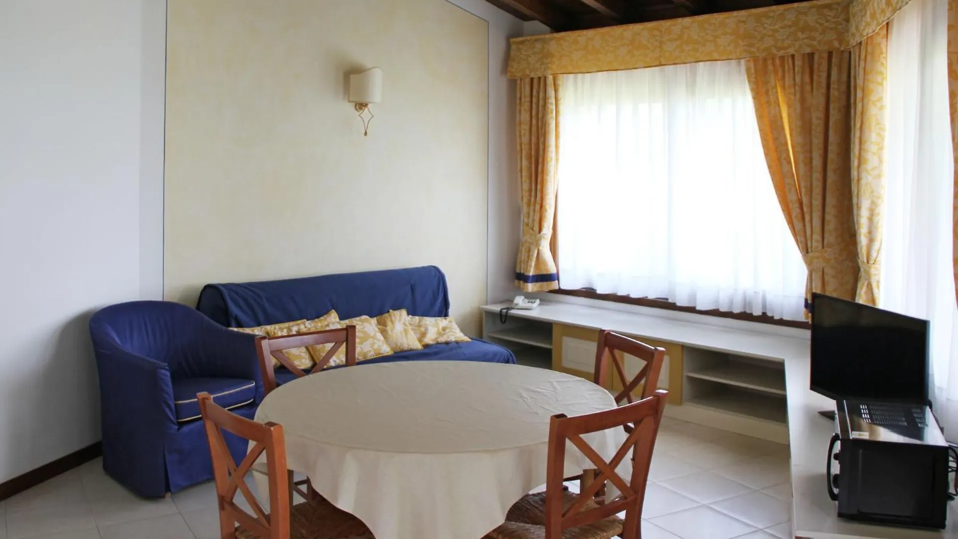 Holiday Home Front Lake Resort Le Corti Del Lago-4 By Interhome Monte 0*,  イタリア